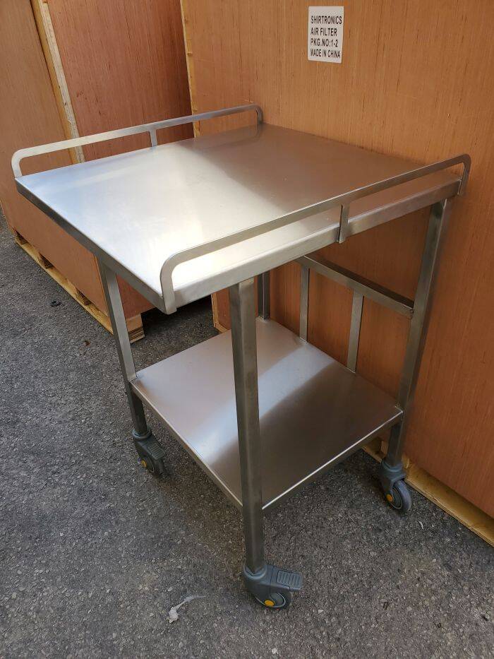 שולחנות נירוסטה לחדר נקי