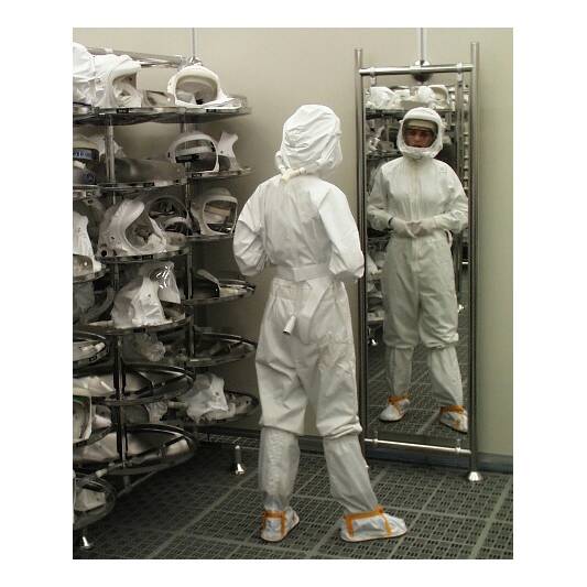 מראה באורך מלא לחדר נקי